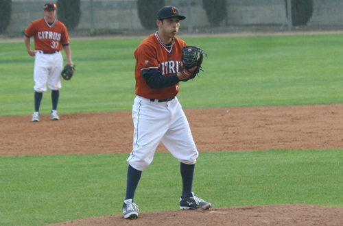 Sophomore Jayson De La Pena notched his second straight save yesterday in the Owls' win over Bakersfield College.