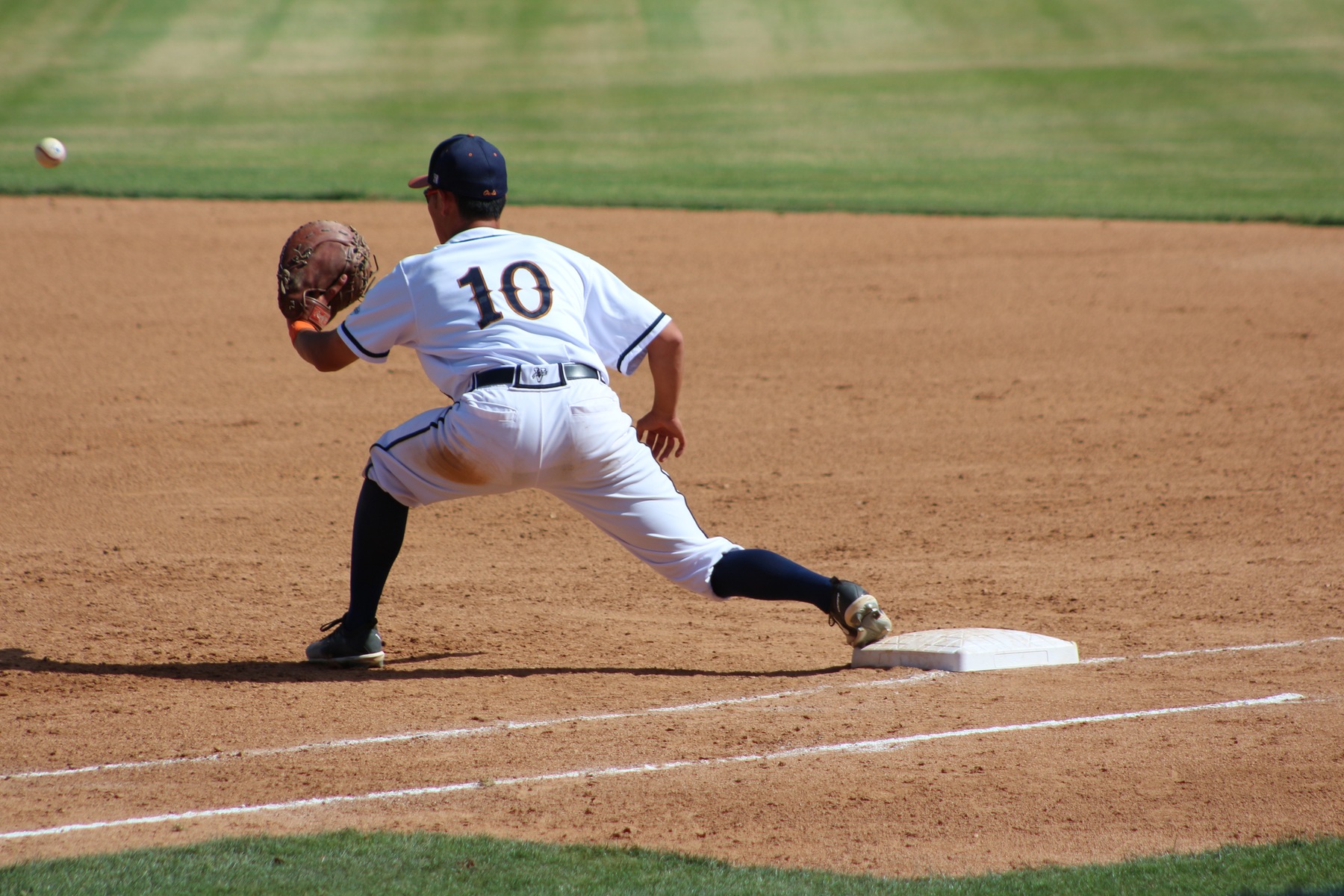Shota Usuda makes the stretch at first base.