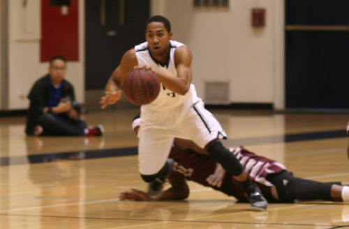 Freshman Justin Childress had 11 points for the Owls in their win at Santa Monica. Photo By: Ariana Cordero