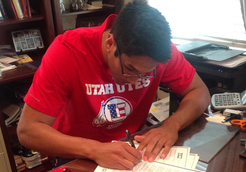 Freshman Chris Reyes has signed a scholarship offer with the University of Utah.