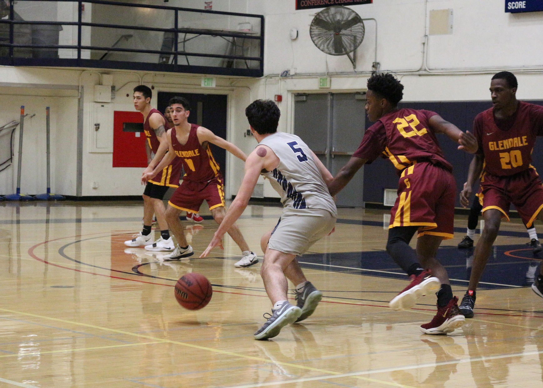 Colby Orr probes the Glendale defense.