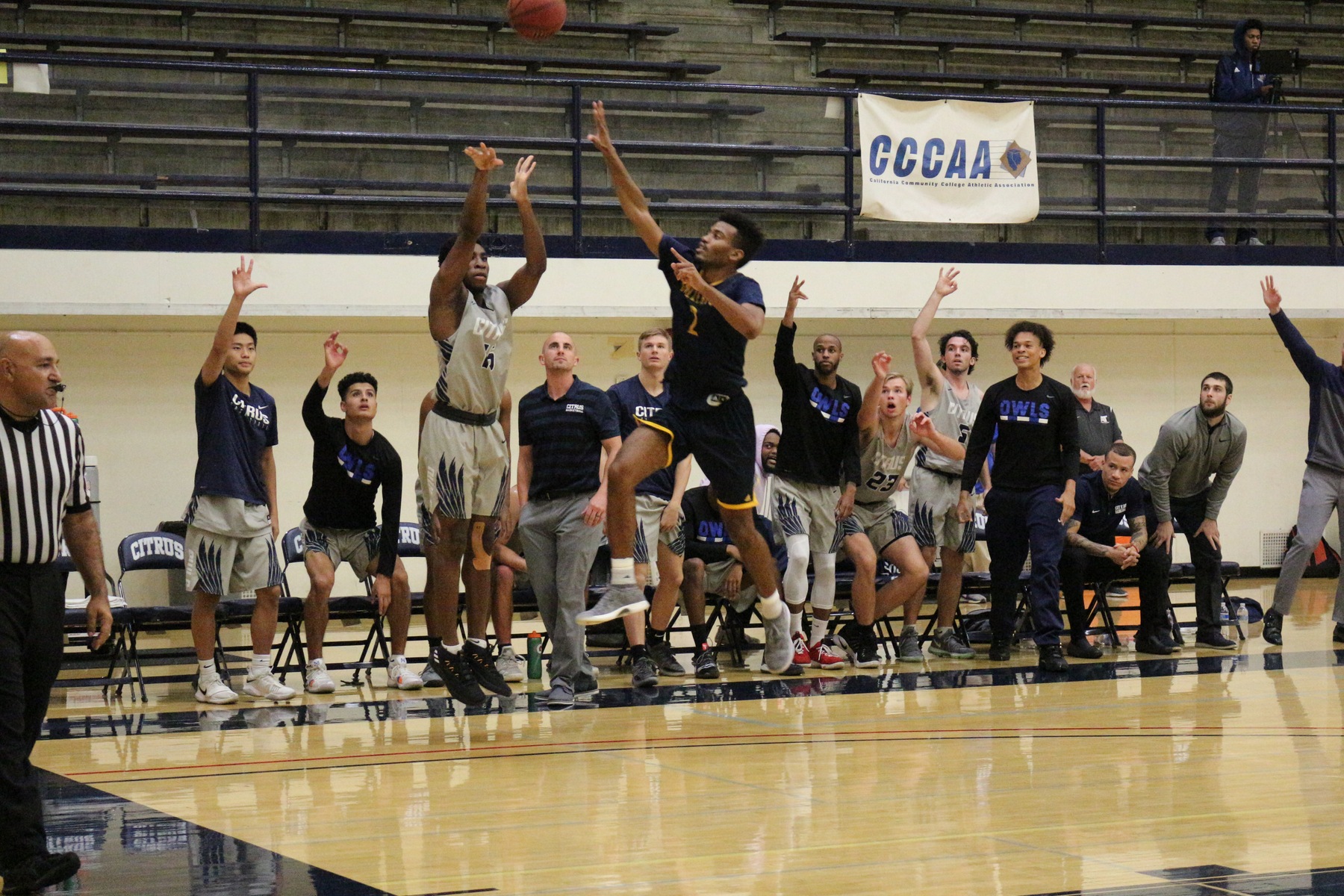 Psalm Maduakor lights up a three pointer, much to the pleasure of his teammates. Image: Andrew Wheeler