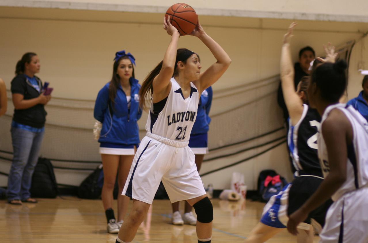 Sophomore Jasmin Longtin came up with a  team high 13 rebounds in Citrus' loss at Bakersfield. Photo By: Robert Lopez
