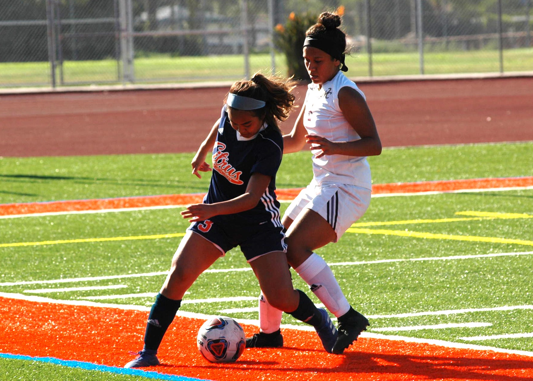 Amethyst Trang protects the ball from her defender. Image: Thomas Garcia
