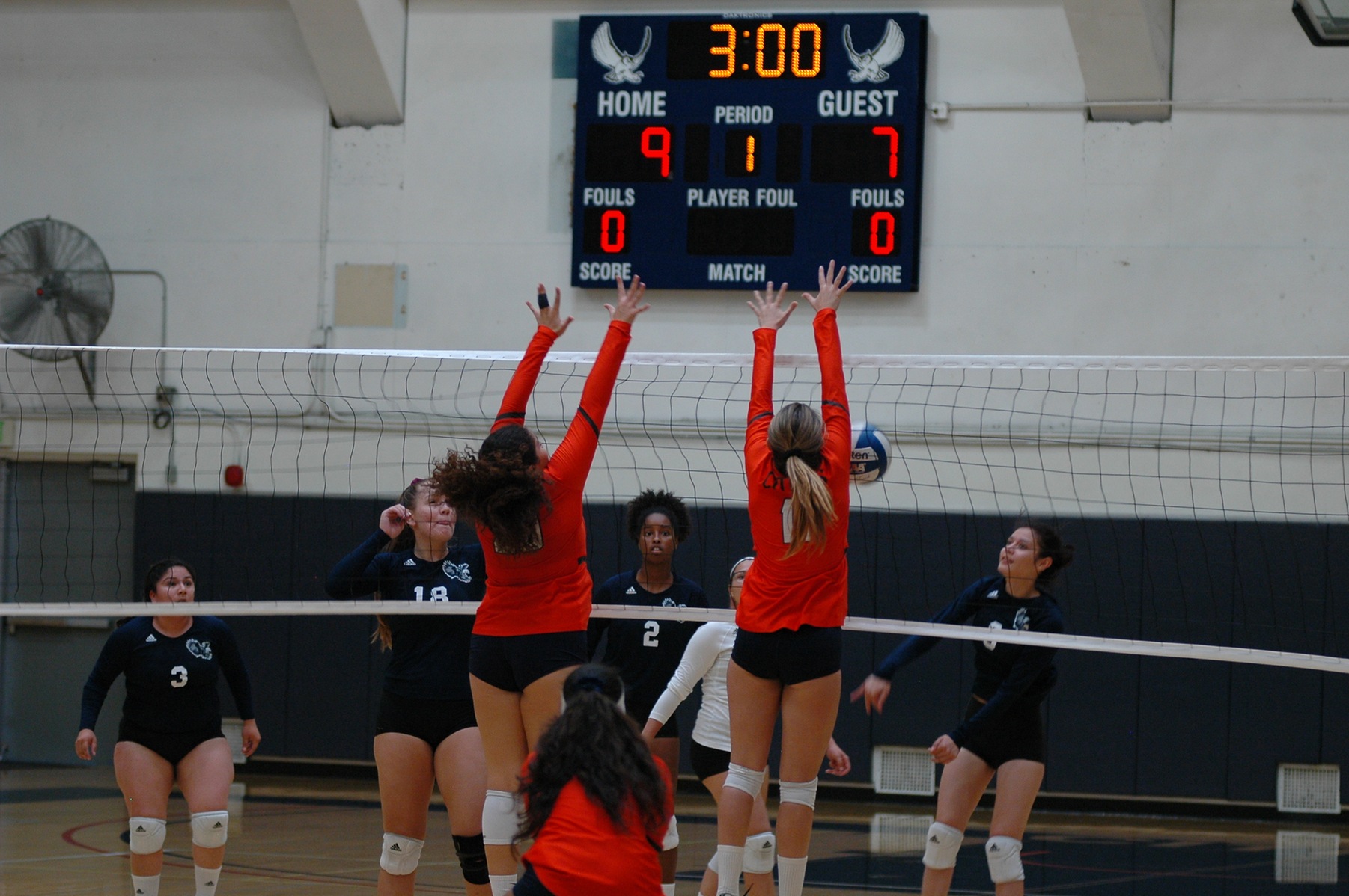 Kyla Alvarez-Espinal (left) and Veronica Walsh put up a double block on an LA Mission attacker. Image: Thomas Garcia