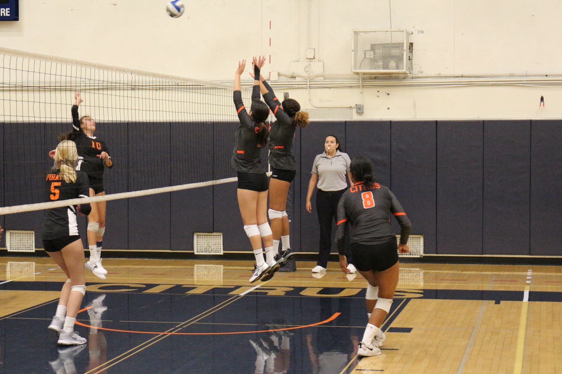 Women's Volleyball: Owls Open Weekend With Conference Win